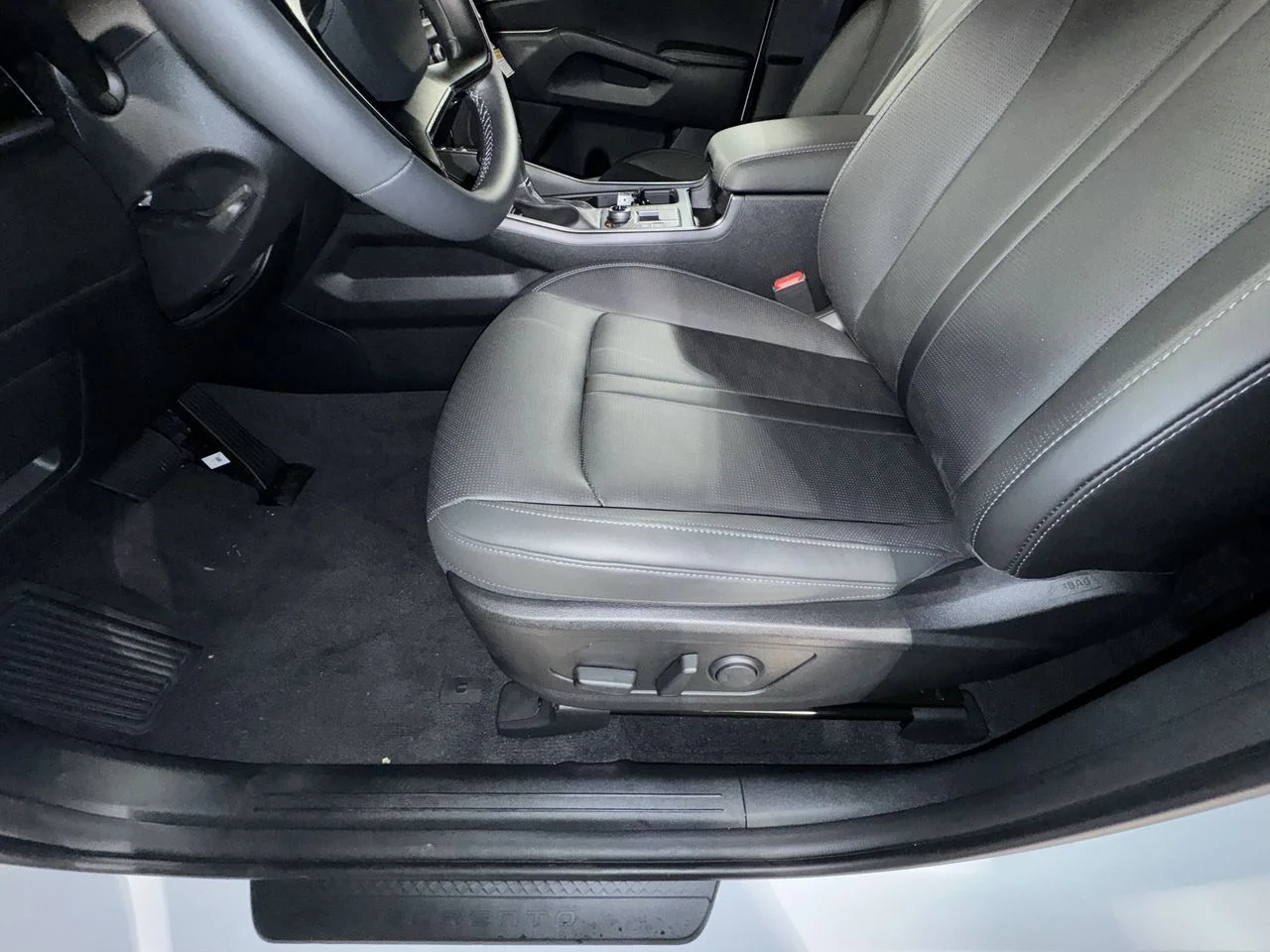 New 2026 White Pearl Kia S image 15