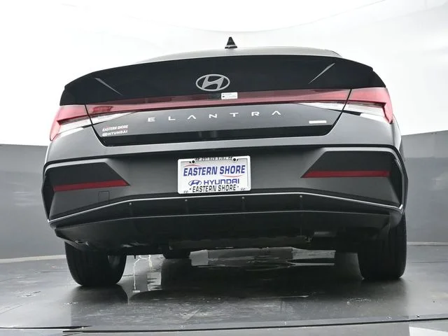 Used 2025 Black Hyundai SEL Sport image 38