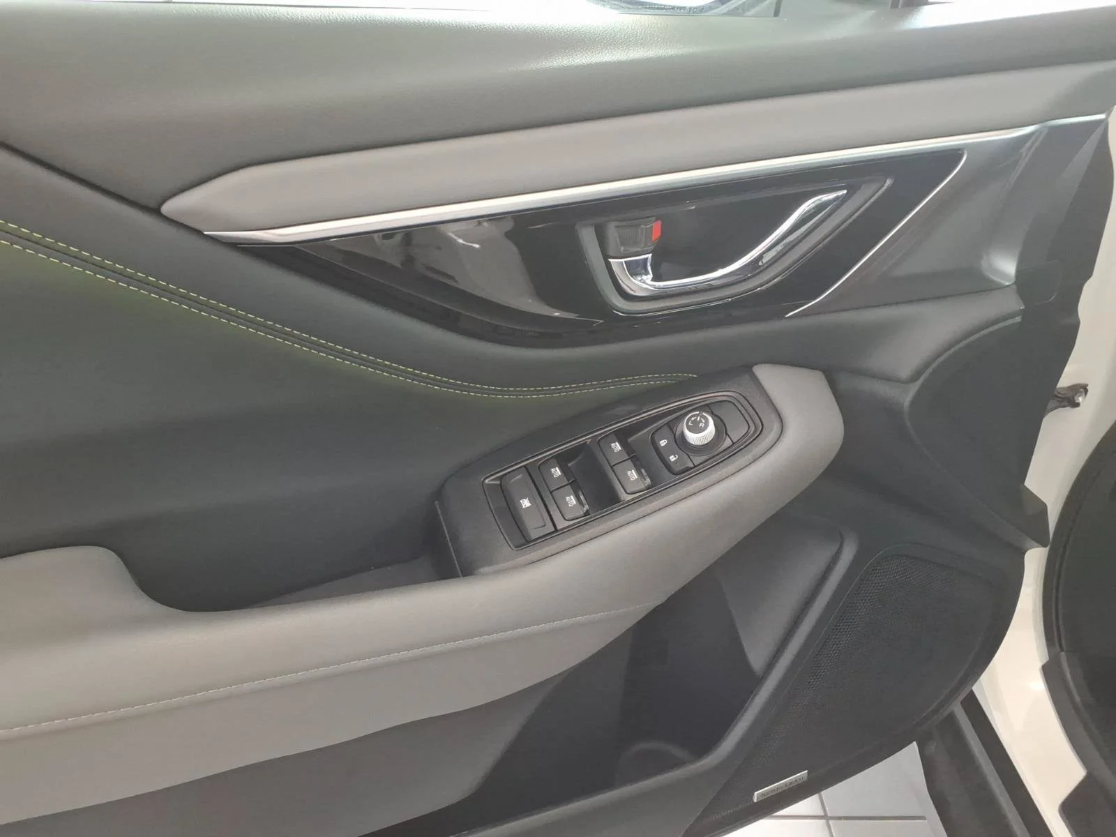 Certified Used 2025 Crystal White Pearl Subaru Onyx Edition image 12