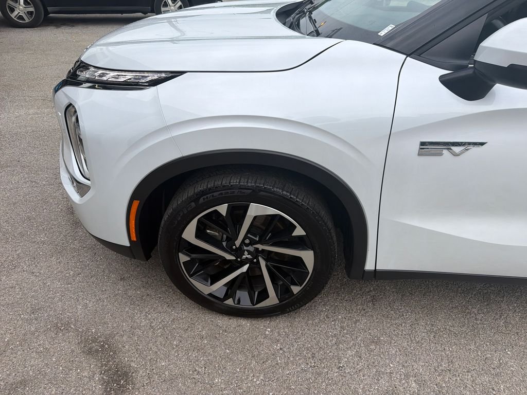 Used 2025 White Mitsubishi SE image 10