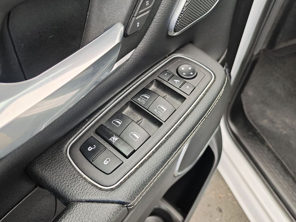 Used 2023 White Ram Laramie image 11