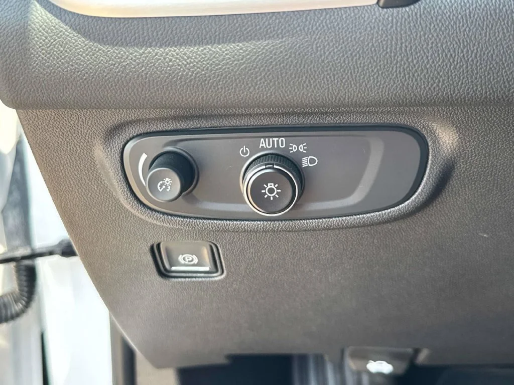 Used 2024 White GMC SLE image 29