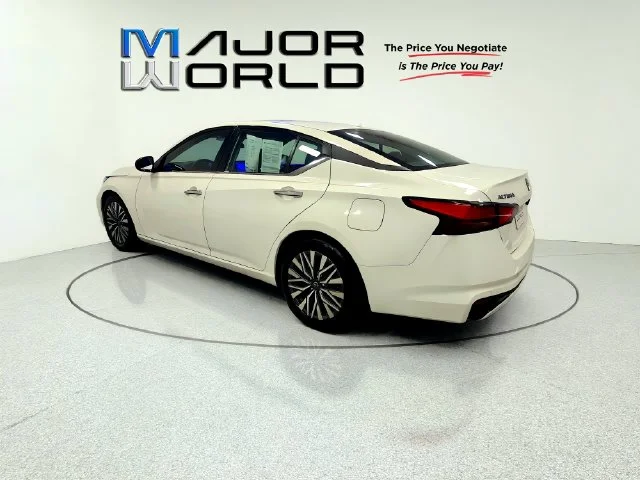 Used 2025 White Nissan 2.5 SV image 5