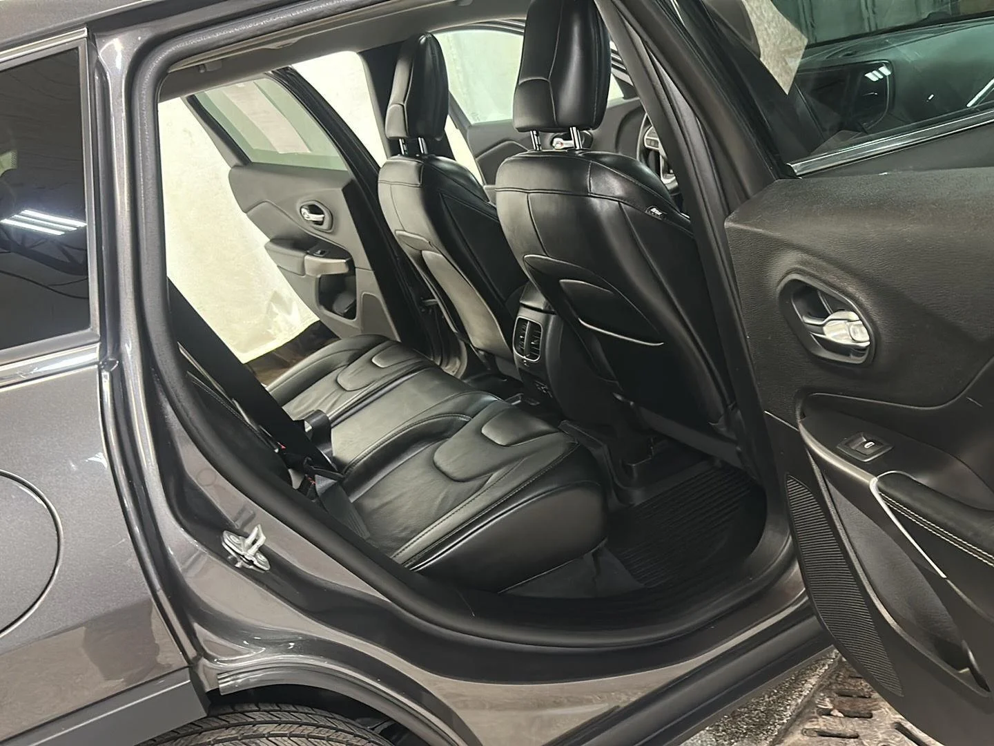 Used 2022 Granite Crystal Metallic Clearcoat Jeep Latitude Lux image 30