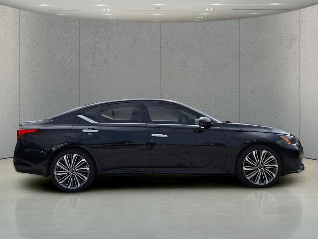 Used 2025 Black Nissan 2.5 SL image 4