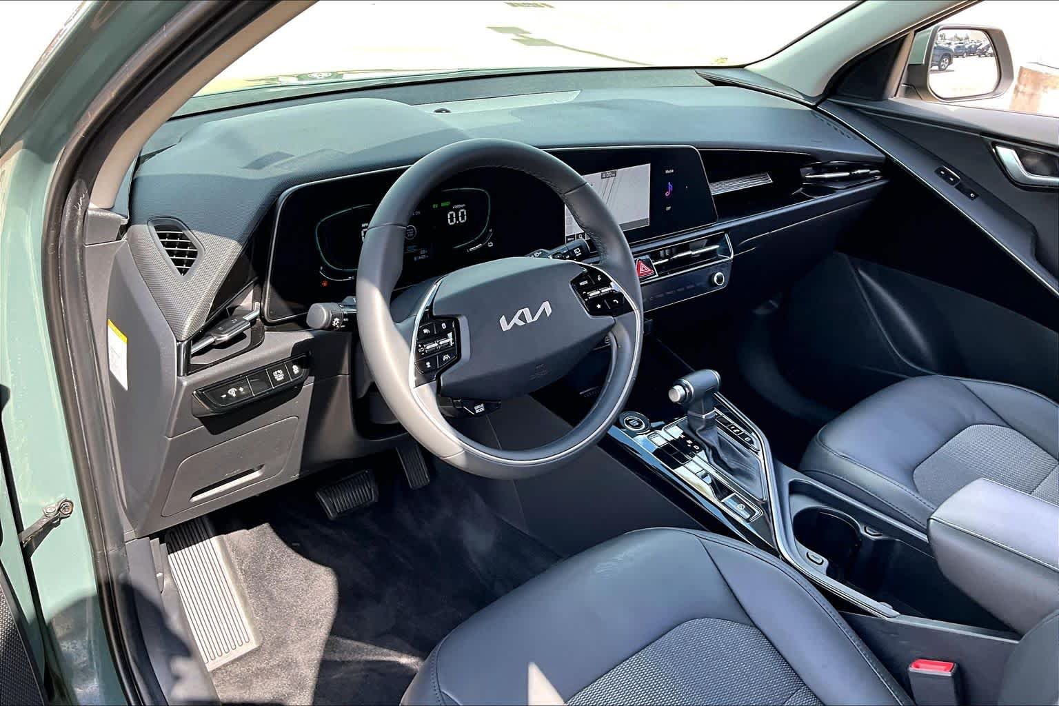 Used 2023 Cityscape Green Kia EX image 30