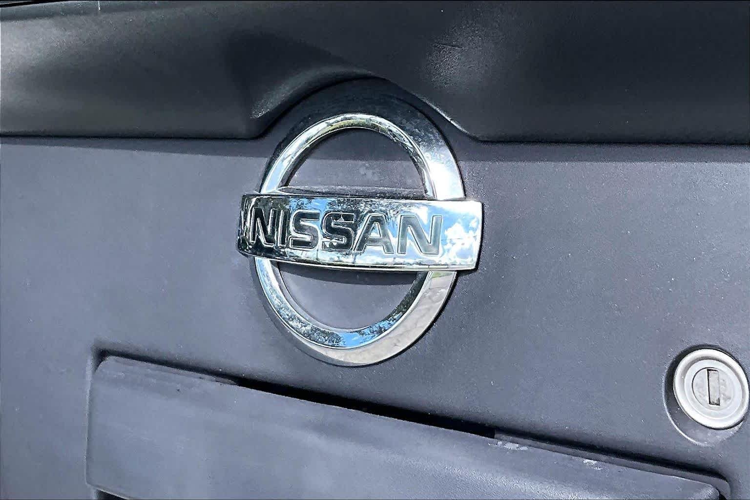 Used 2018 Glacier White Nissan Desert Runner image 30