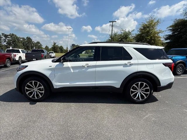 New 2027 Star White Metallic Tri-Coat Ford ST-Line image 1