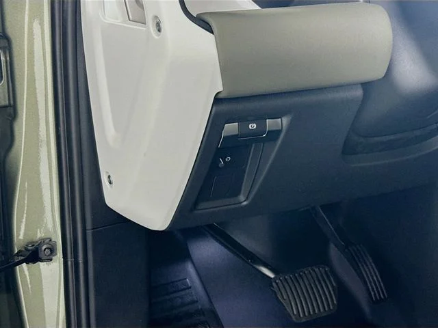 Certified Used 2025 Green Land Rover X-Dynamic SE image 10