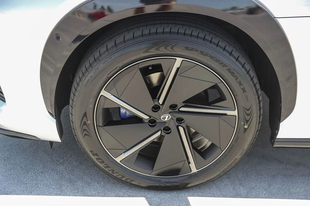 New 2026 Iridium and Black Onyx Lexus  550e F SPORT AWD image 10