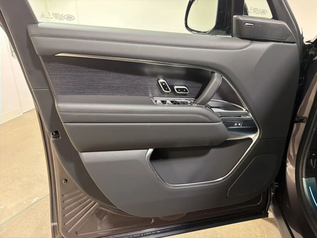 New 2026 Charente Grey Land Rover P400 SE LWB 7 SEAT image 9