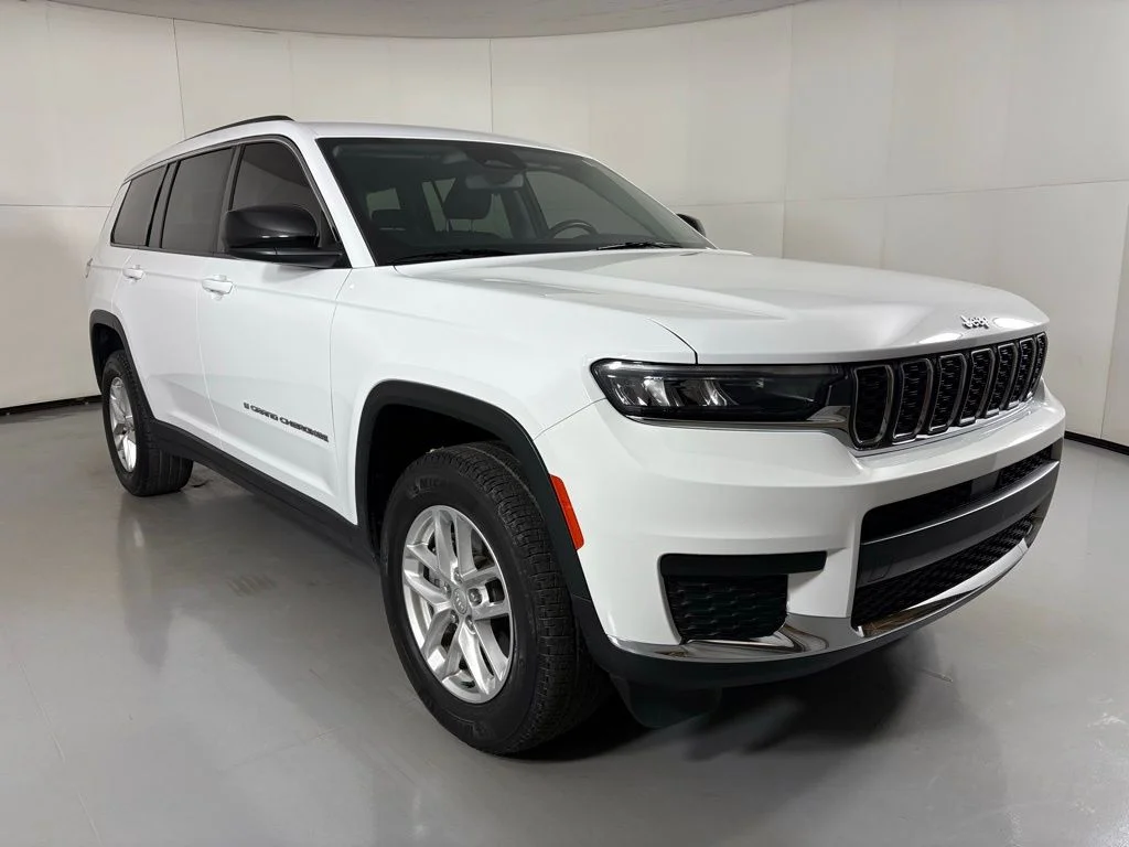 Used 2022 White Jeep Laredo image 2