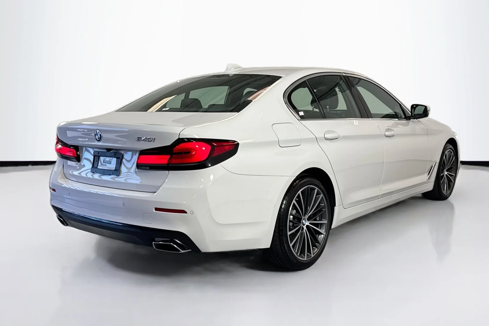 Used 2023 Alpine White BMW 540i image 5