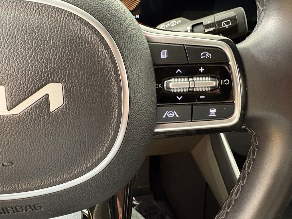 Used 2025 White Kia LXS image 24