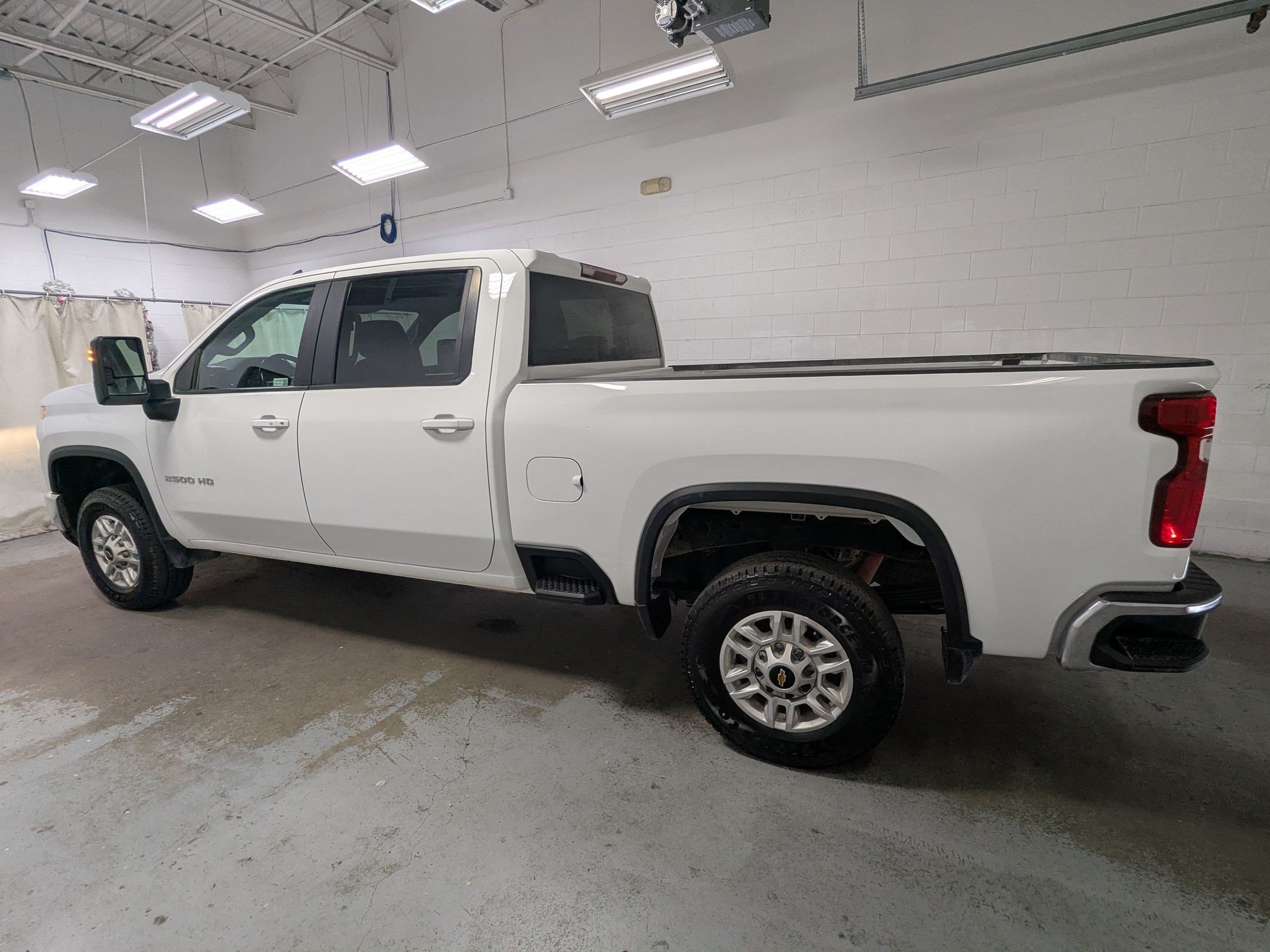 Used 2024 Summit White Chevrolet LT image 8