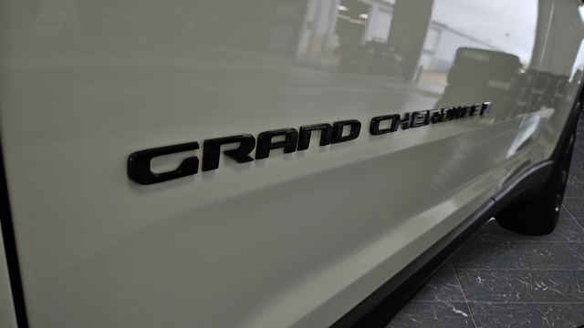 Used 2023 Bright White Clearcoat Jeep Limited image 38