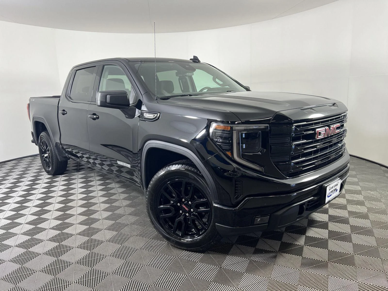 Used 2025 Onyx Black GMC Elevation image 1