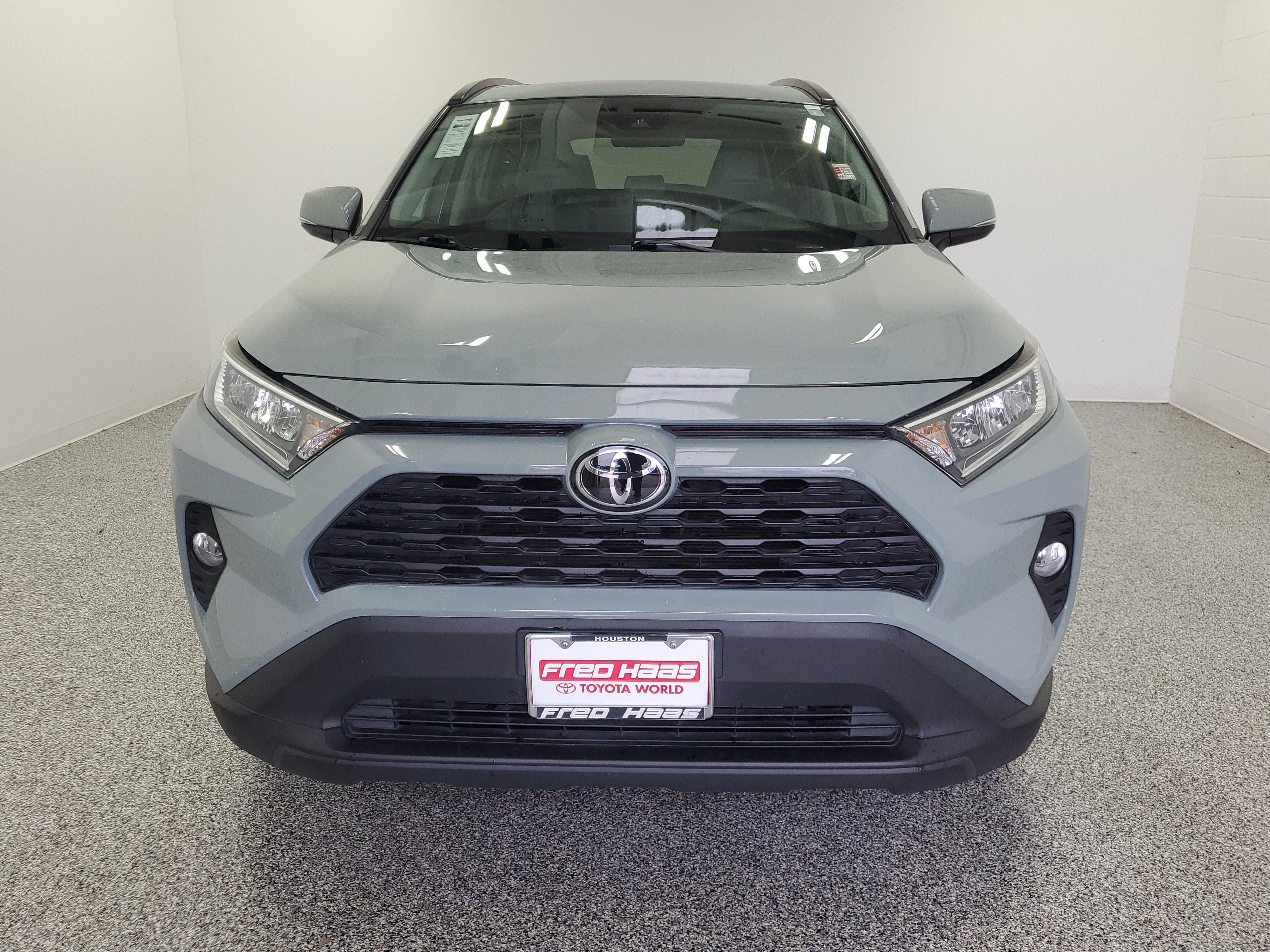 Used 2021 Lunar Rock Toyota XLE Premium image 4