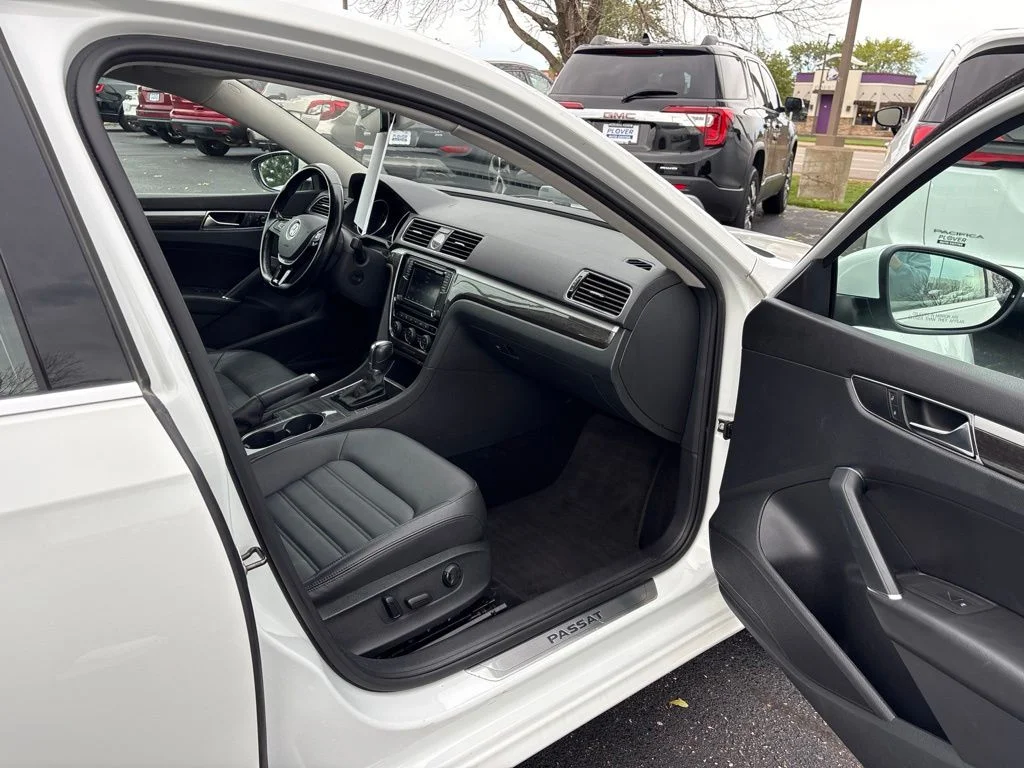 Used 2017 Pure White Volkswagen SEL Premium image 31