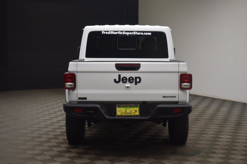 New 2026 Bright White Clear-Coat Exterior Paint Jeep Sahara image 13