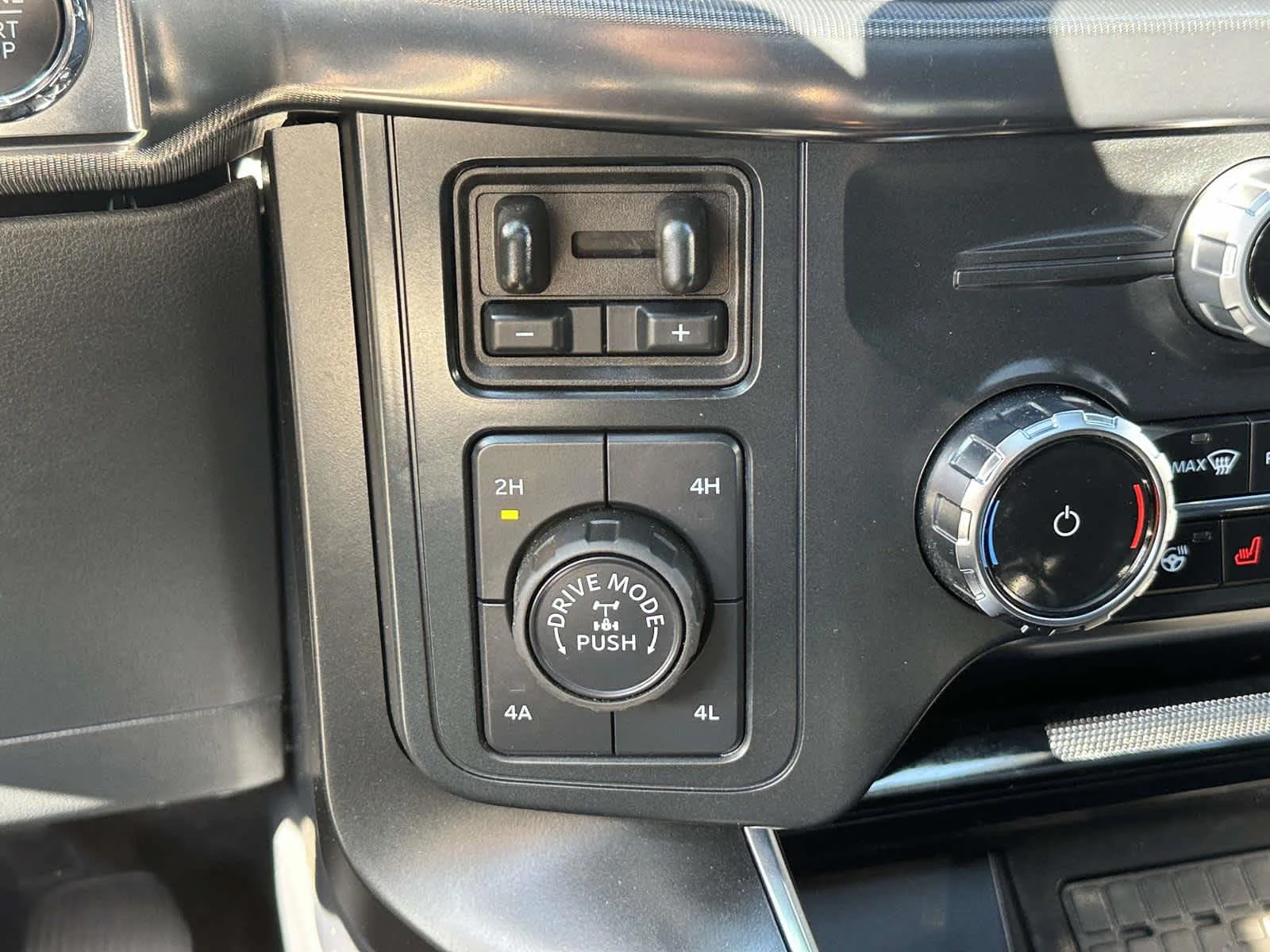 Used 2025 Oxford White Clearcoat Ford Raptor image 38