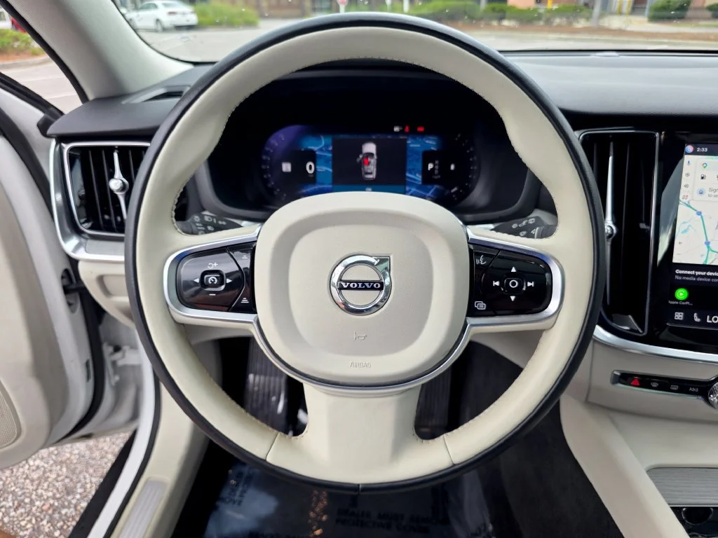 Used 2025  Volvo Plus image 22