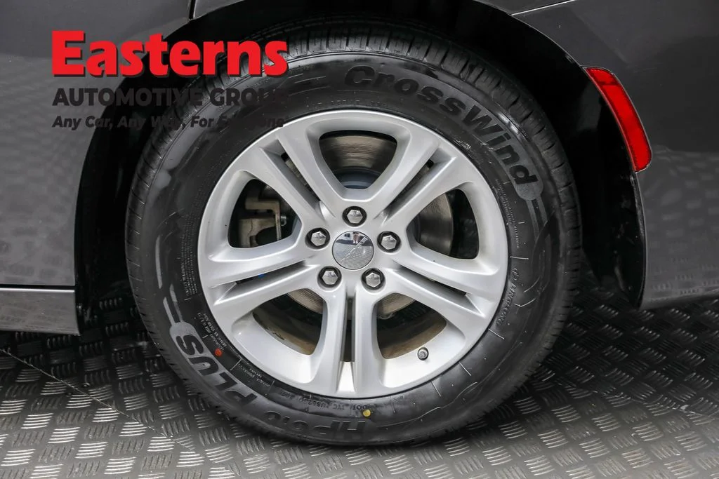 Used 2023 Gray Dodge SXT image 8