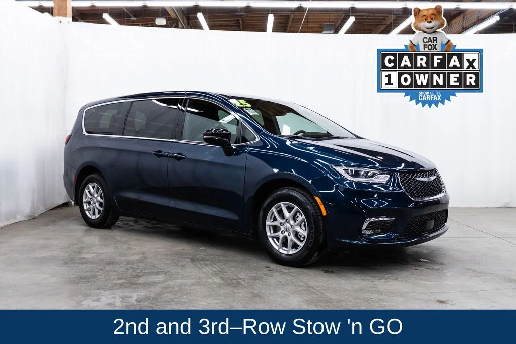 2025 Chrysler Pacifica Select's photo