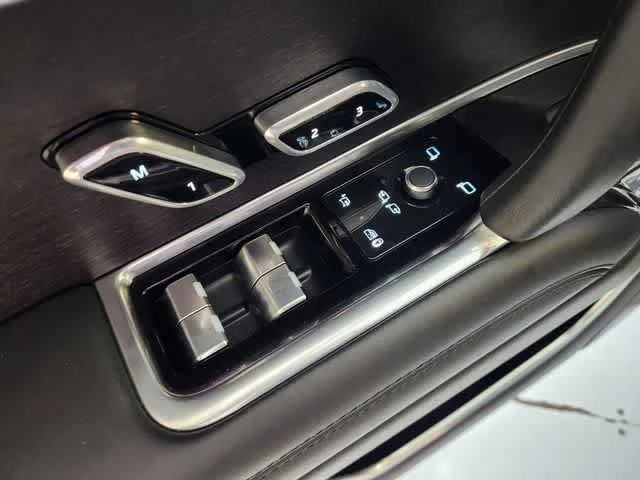 Used 2025 Fuji White Land Rover Autobiography image 21
