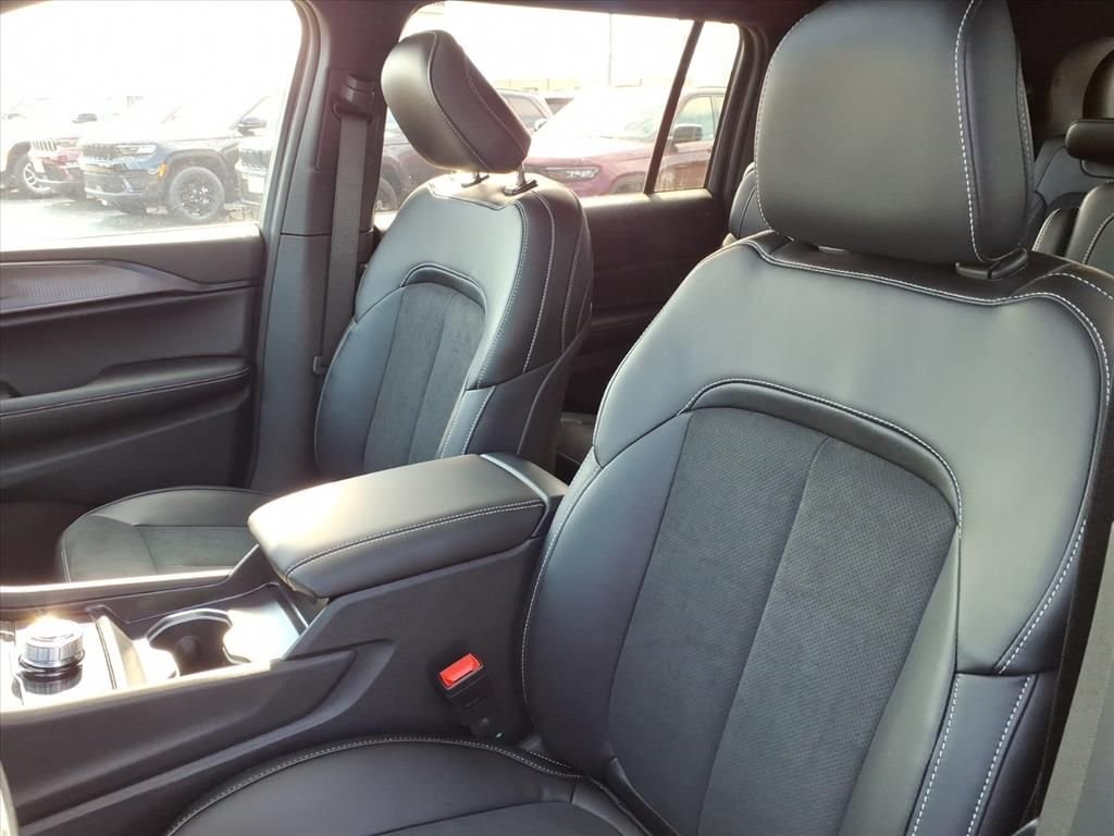 New 2025 Silver Zynith Exterior Paint Jeep Altitude X image 9
