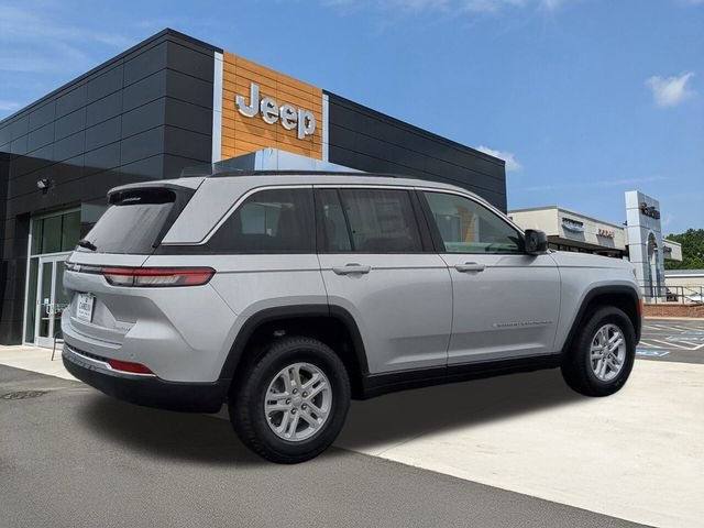New 2025 Silver Zynith Exterior Paint Jeep Laredo image 8