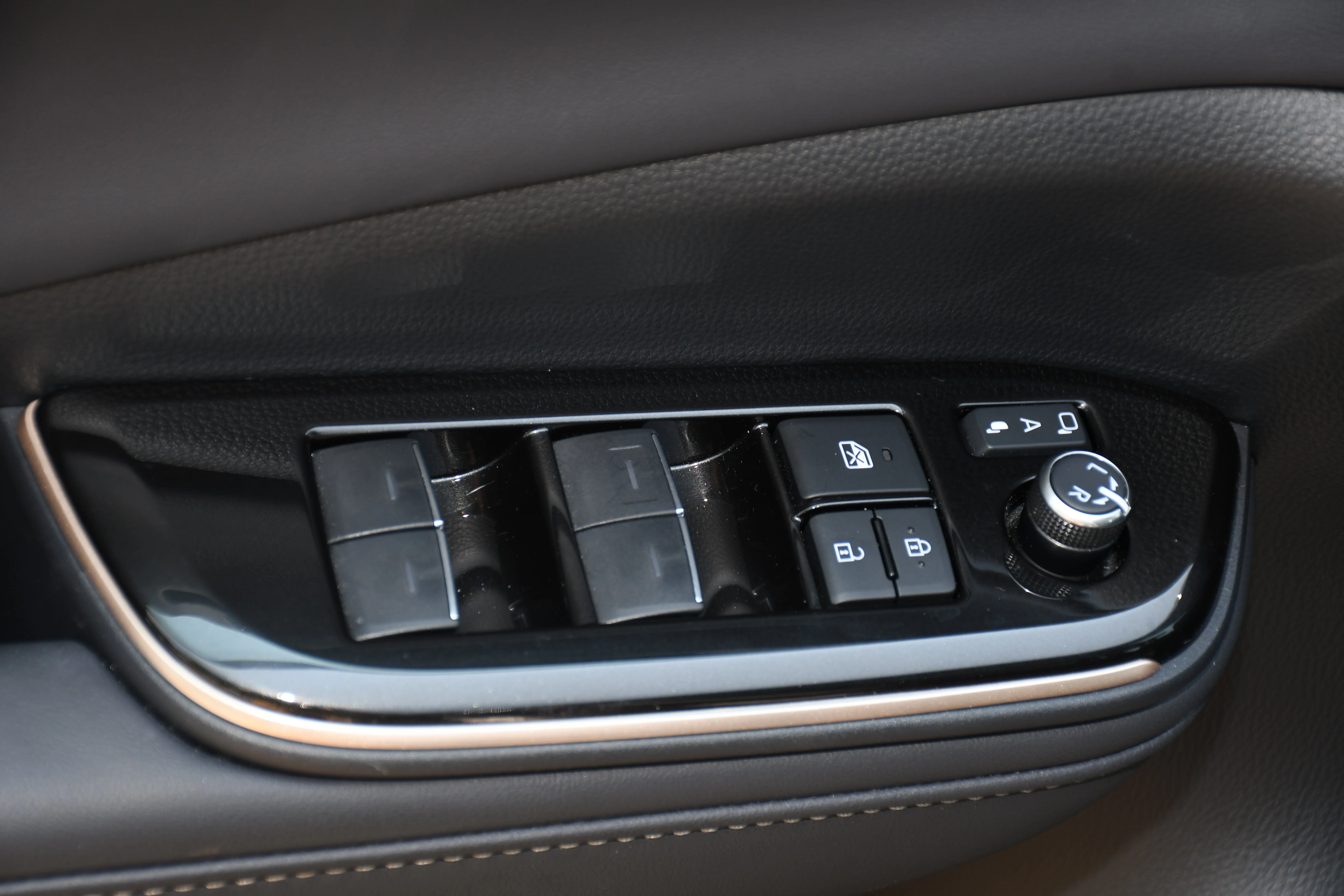 2025 Toyota Crown Signia Limited - Photo 11