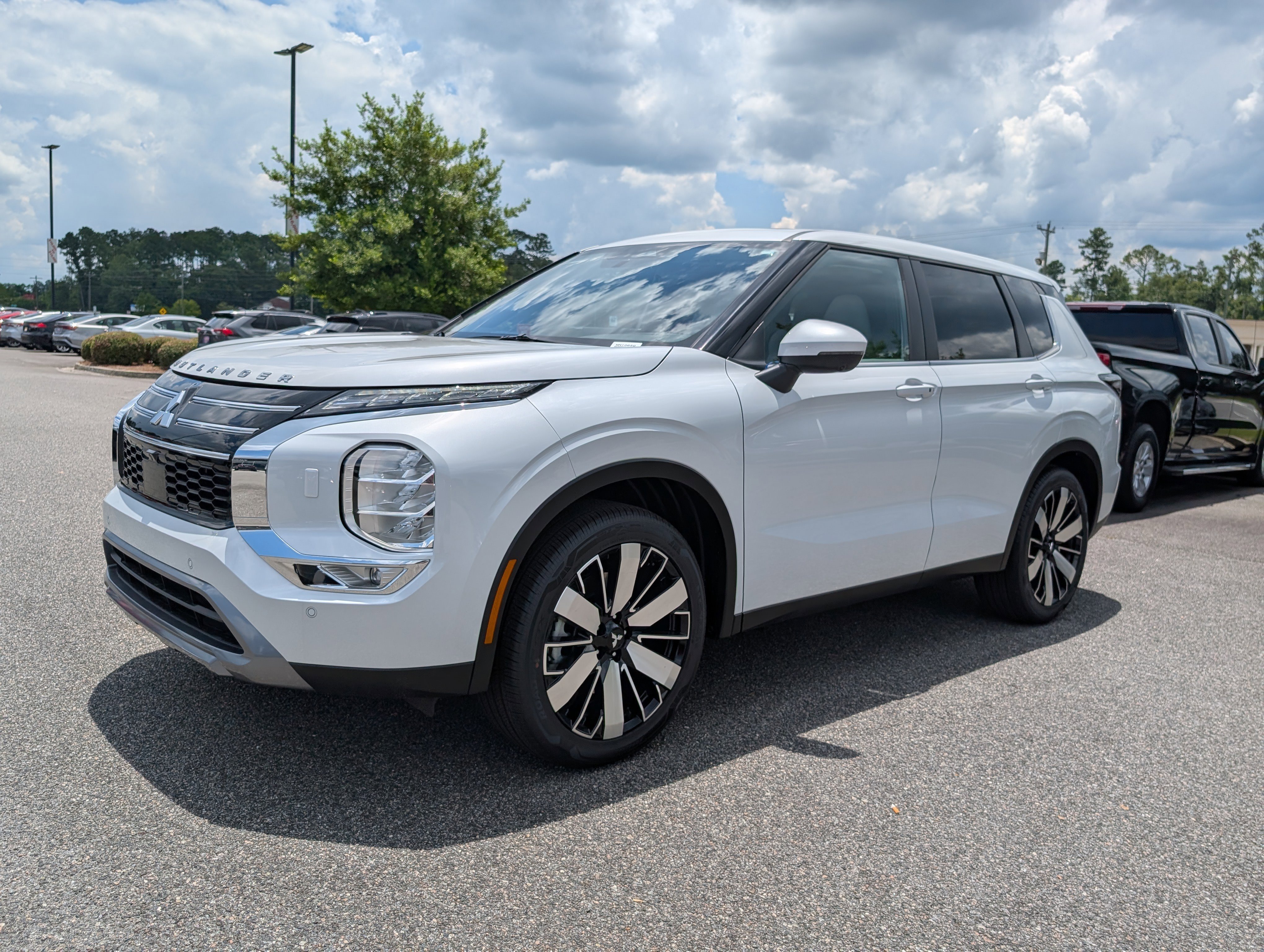 Used 2025 White Diamond Mitsubishi SE image 15