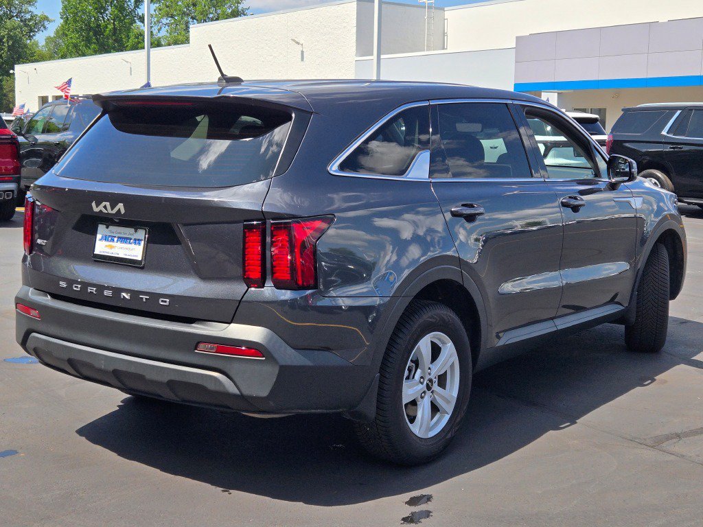 2022 Kia Sorento LX - Photo 11