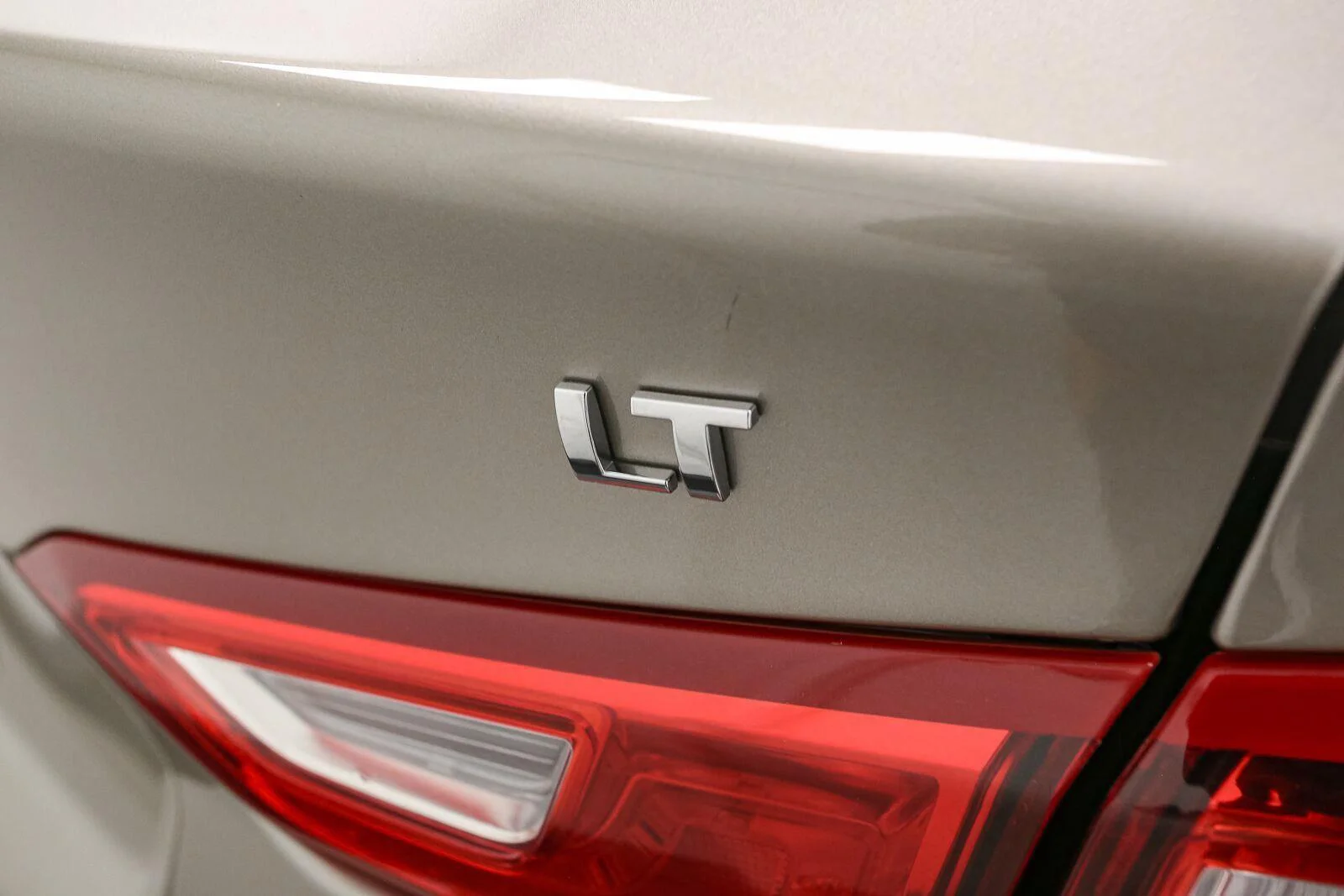 Used 2025 Mineral Gray Metallic Chevrolet LT image 12