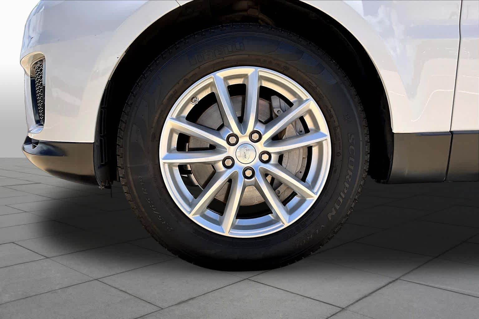 Used 2020 Yulong White Metallic Land Rover SE image 11