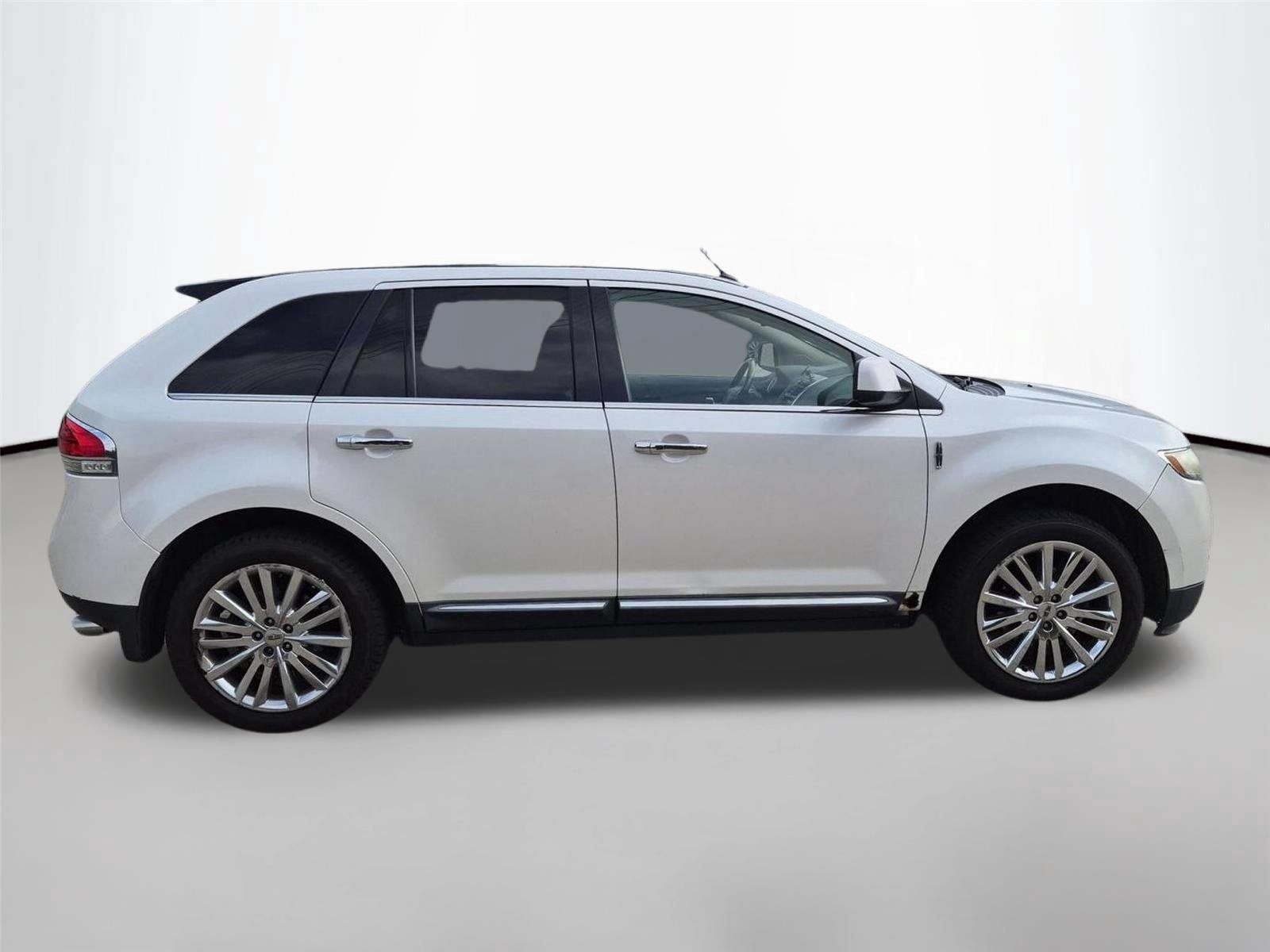 Used 2011 White Platinum Tri-Coat Metallic LINCOLN  image 4