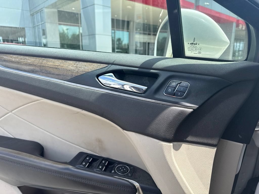 Used 2017  Lincoln Reserve image 6
