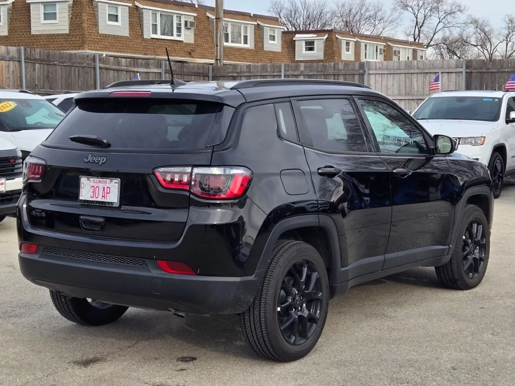 New 2026 Diamond Black Crystal Pearlcoat Jeep Latitude image 10