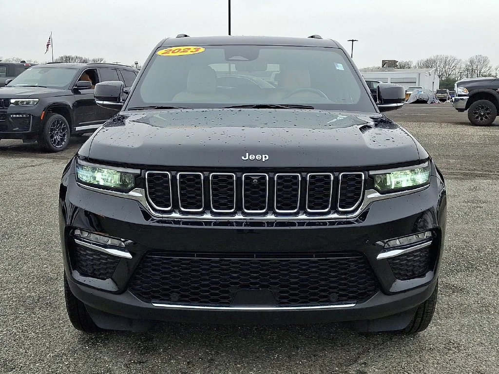 Used 2023 Diamond Black Crystal Pearlcoat Jeep Limited image 4