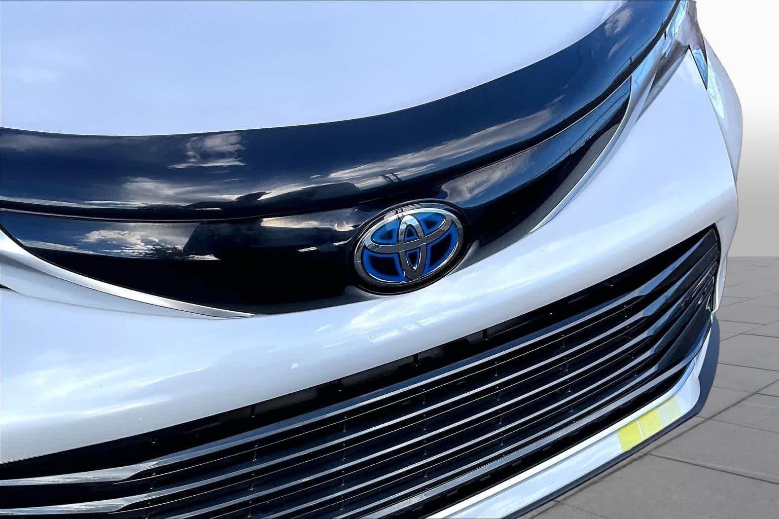 Used 2025 Wind Chill Pearl Toyota Limited image 27