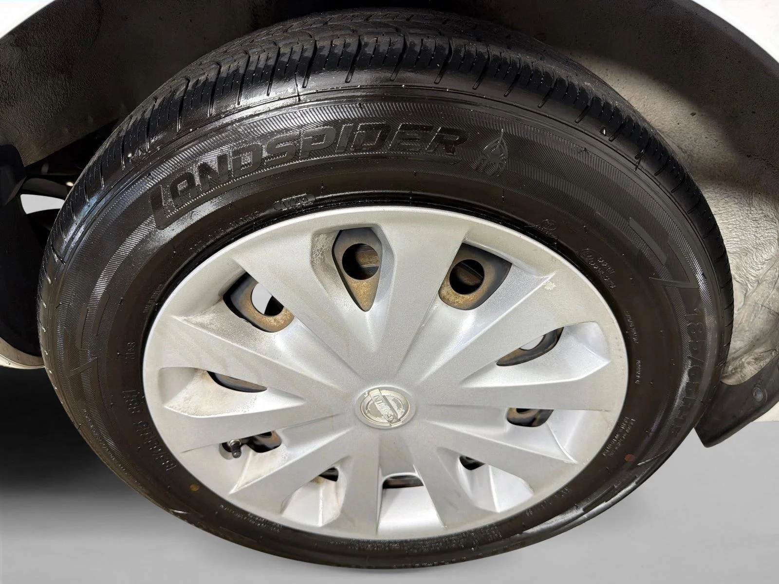 Used 2016 Whtie Nissan S image 17