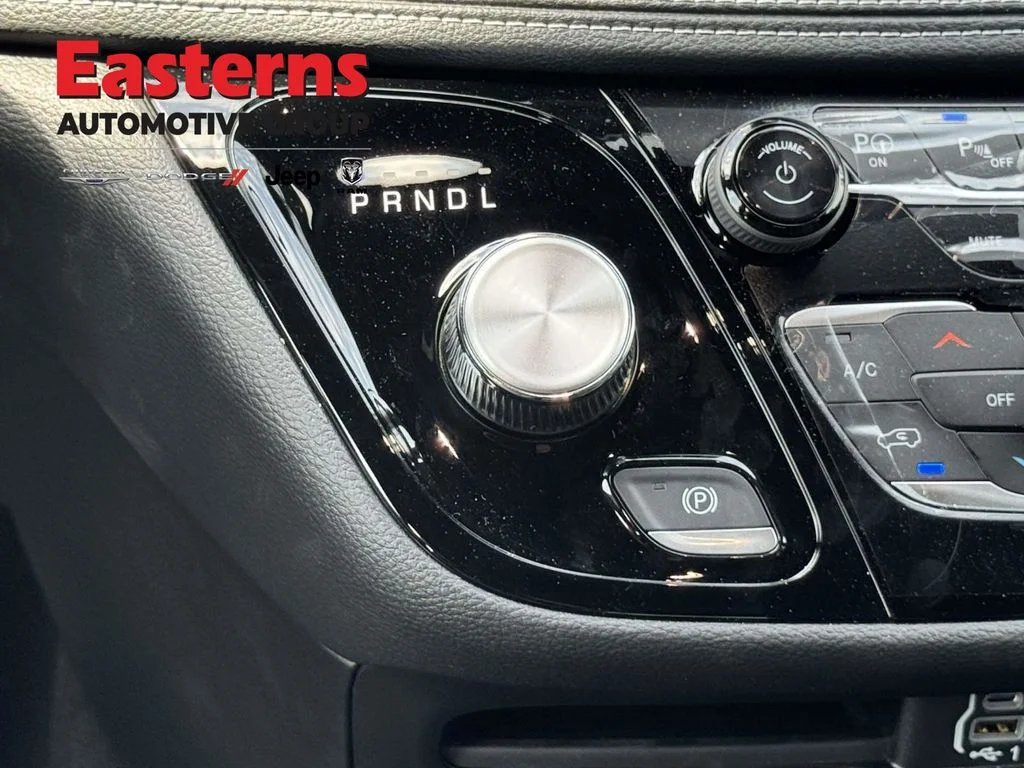 2025 Chrysler Pacifica Select - Photo 22