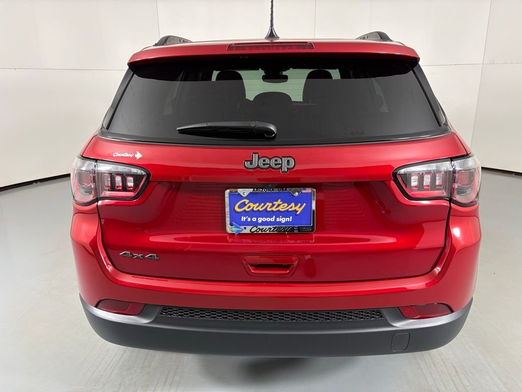 New 2026 Red Hot Pearl-Coat Exterior Paint Jeep Latitude image 7