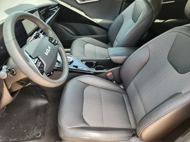 Used 2023 Gray Kia Wind image 13