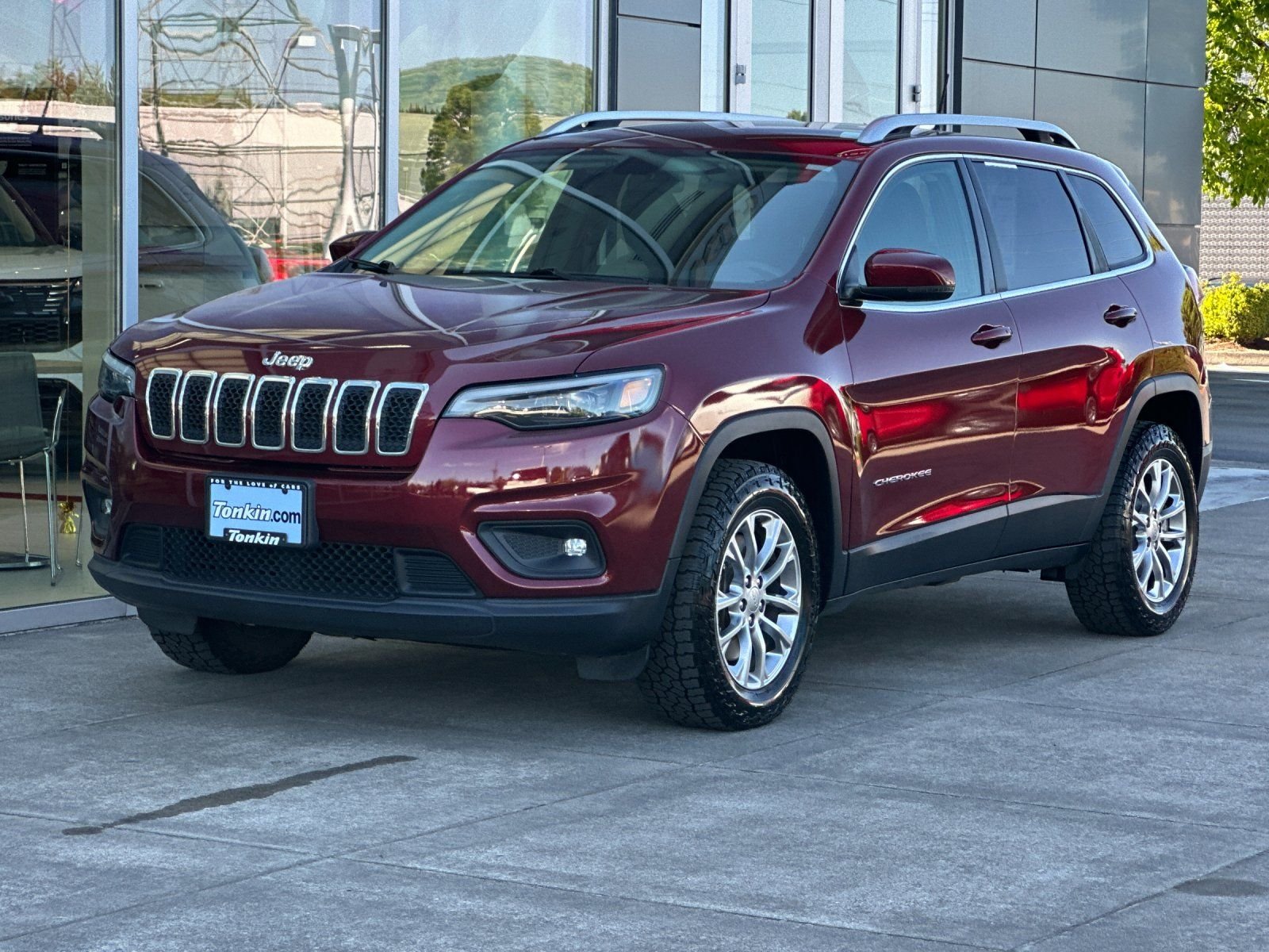 Used 2019 Velvet Red Pearlcoat Jeep Latitude Plus image 6
