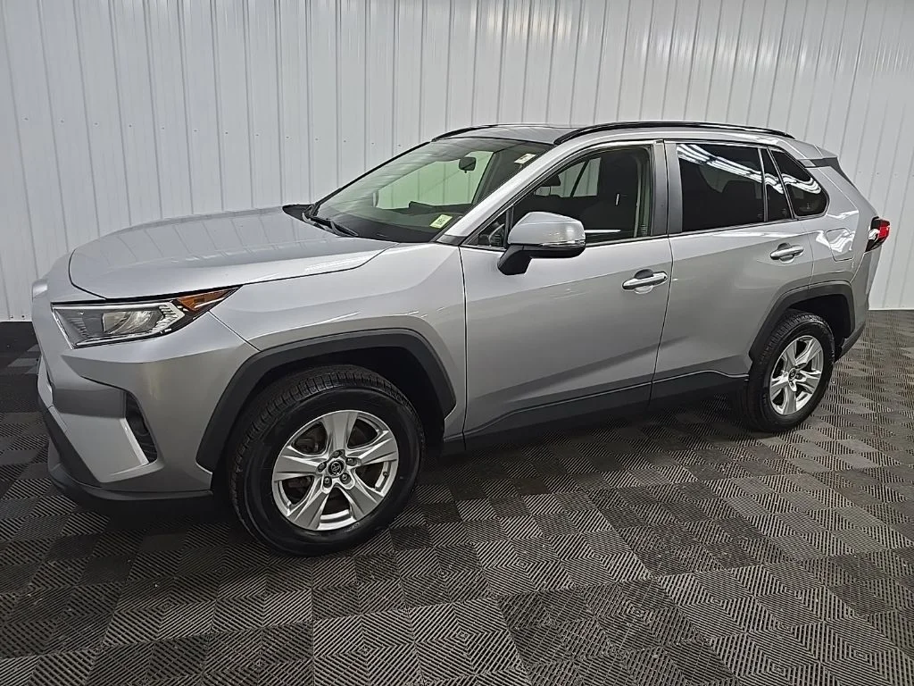 Used 2019 Silver Toyota XLE image 6