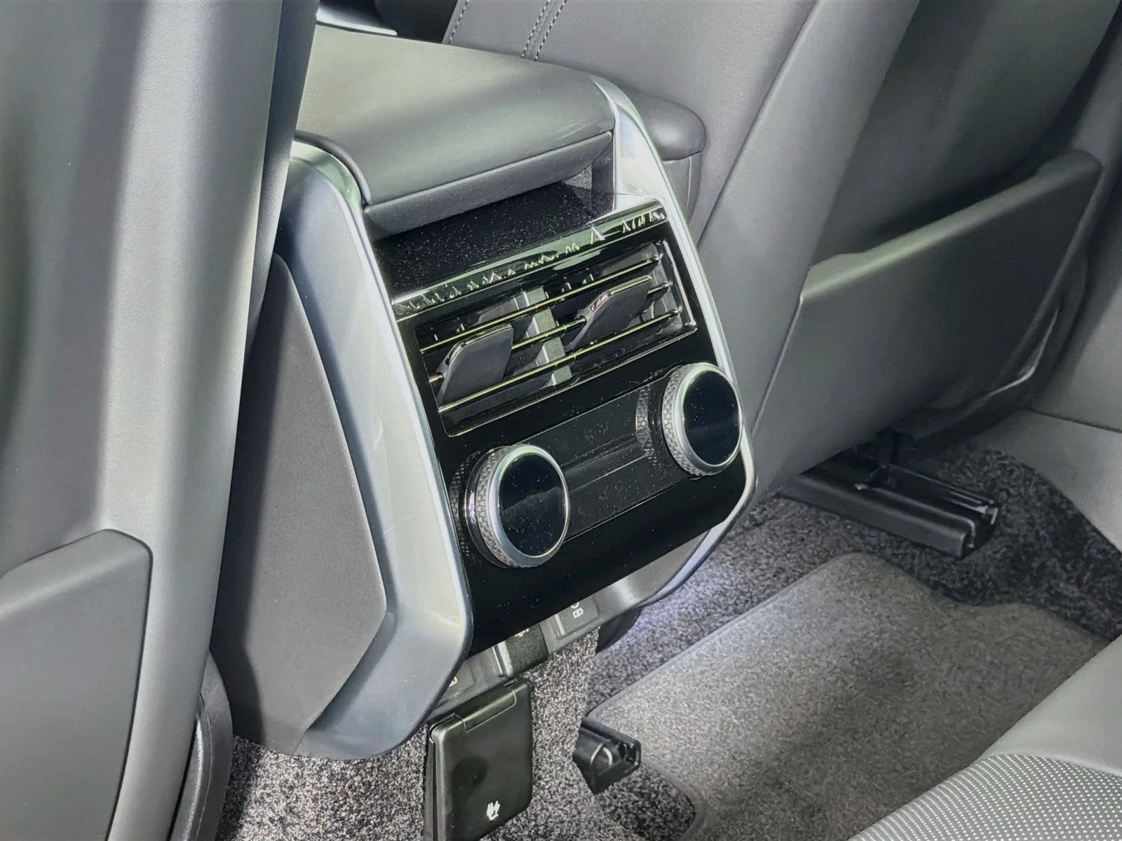 New 2026 Eiger Gray Meta Land Rover SE image 28