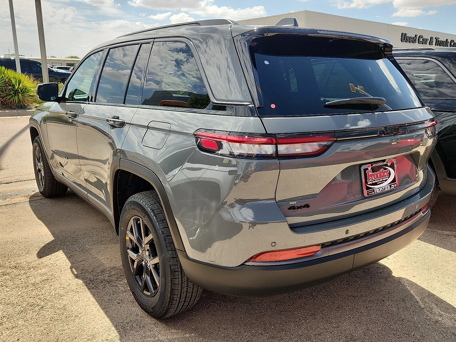 New 2027 Sting-Gray Clear-Coat Paint Jeep LAREDO ALTITUDE 4X4 image 2