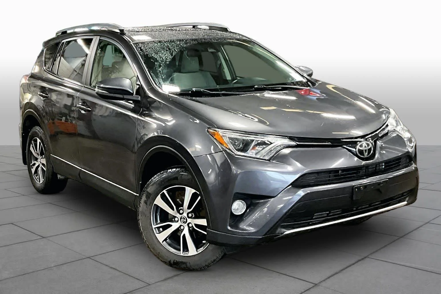 Used 2018 Magnetic Gray Metallic Toyota XLE image 3